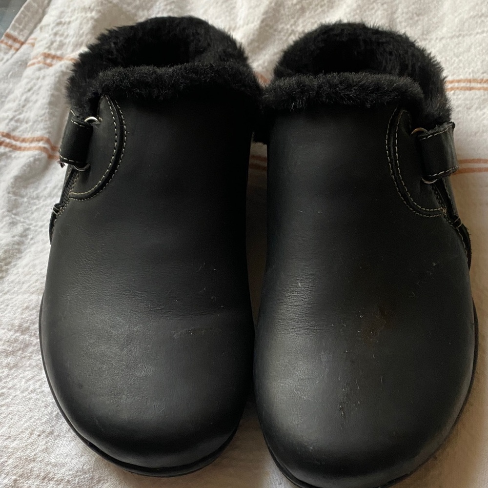 Preowned Clark’s Collection Black Fur-Lined clogs 8 excellent